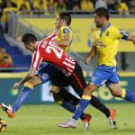 Aritz Aduriz (i) lucha el balón con David García (d) y Pedro Biga
