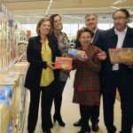 La consejera de Agricultura y Ganadería, Milagros Marcos; la presidenta de la Diputación, Ángeles Armisén; los representantes de galletas Gullón, Teresa Rodríguez y Juan Miguel Martínez Gabaldón; el alcalde de Palencia, Alfonso Polanco; y el director general de Lidl, Claus Grande, inauguran el nuevo supermercado de Palencia