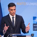 Pedro Sánchez, durante la rueda de prensa que ofreció hoy, tras cerrar su participación en la cumbre de la OTAN / Efe