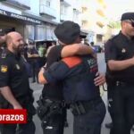 Abrazos entre agentes de ambos cuerpos / Atlas