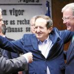 El presidente Juan Vicente Herrera saluda a Juan José Lucas y al alcalde de León, Antonio Silván, en la constitución del grupo territorial de senadores.