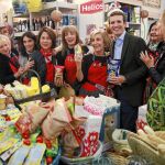 Pablo Casado junto a algunas de las ayudantes del Rastrillo, donde el popular ofreció un breve discurso