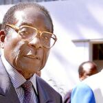 Mugabe y Grace contrajeron matrimonio en 1996 cuando ella tenía 31 años y él 72. Poco a poco, la primera dama de Zimbabue trató de hacerse con las riendas del país y formó su propia camarilla, aliada con las juventudes del partido único