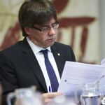 El presidente de la Generalitat, Carles Puigdemont, durante la reunión semanal del Govern.