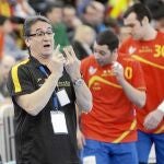 VALERO RIVERA da instrucciones en la banda, en el partido que España ganó a Macedonia ayer en Guadalajara