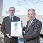 El gerente territorial de Servicios Sociales, Ignacio Díez Azcárraga entrega el premio al presidente del Banco de Alimentos, José Antonio Busto
