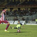 Gaitán remata a portería para marcar el primer gol del partido