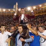 El rejoneador Diego Ventura sale a hombros en la Monumental de Las Ventas, en Madrid / Foto: Efe