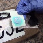 Un agente realiza la prueba reactiva para determinar si se trata de un paquete de droga