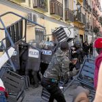 La concentración de ayer por la mañana en la plaza Nelson Mandela de Lavapiés terminó con una «guerra de sillas» de los senegaleses contra la Policía