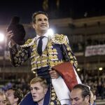 Imagen de archivo de José María Manzanares saliendo a hombros de la Plaza de Toros de Valencia