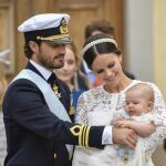 El príncipe Carlos Felipe de Suecia y la princesa Sofía junto a su hijo, el príncipe Alejandro