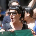 La diputada de la CUP Anna Gabriel, el pasado 31 de julio, protestando ante la Comandancia de la Guardia Civil en Barcelona