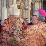 El obispo de León, Julián López, devuelve la reliquia al de Santander, Manuel Sánchez Monge / Peio García/Ical