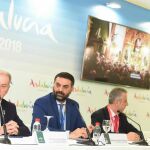 El consejero de Turismo y Deporte, Francisco Javier Fernández (en el centro), ayer en Fitur en la presentación de la campaña