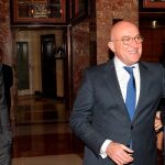 Jesús Julio Carnero saluda a Ronaldo en presencia de Óscar Puente