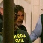 El asesino confeso de Laura Luelmo, Bernardo Montoya (c), a su llegada a los juzgados de Valverde del Camino. EFE/Raúl Caro