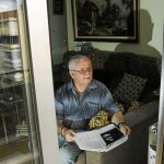 A Matías no sólo le ha afectado su contacto con el amianto en su actividad física diaria, «también le ha cambiado la voz», explica su esposa Aura. De ahí que haya dejado de cantar flamenco. «No se me daba mal», reconoce. Foto: Connie G. Santos