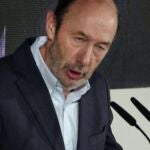Rubalcaba, durante su intervención en la apertura del encuentro monográfico titulado "Ganarse otra democracia para ser más Europa"que se celebra en Oviedo.