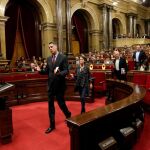 Los diputados del PPC, con su lider Xavier Garcia Albiol al frente, abandonan el pleno, en desacuerdo por la fórmula de debate elegida por el presidente Torrent.