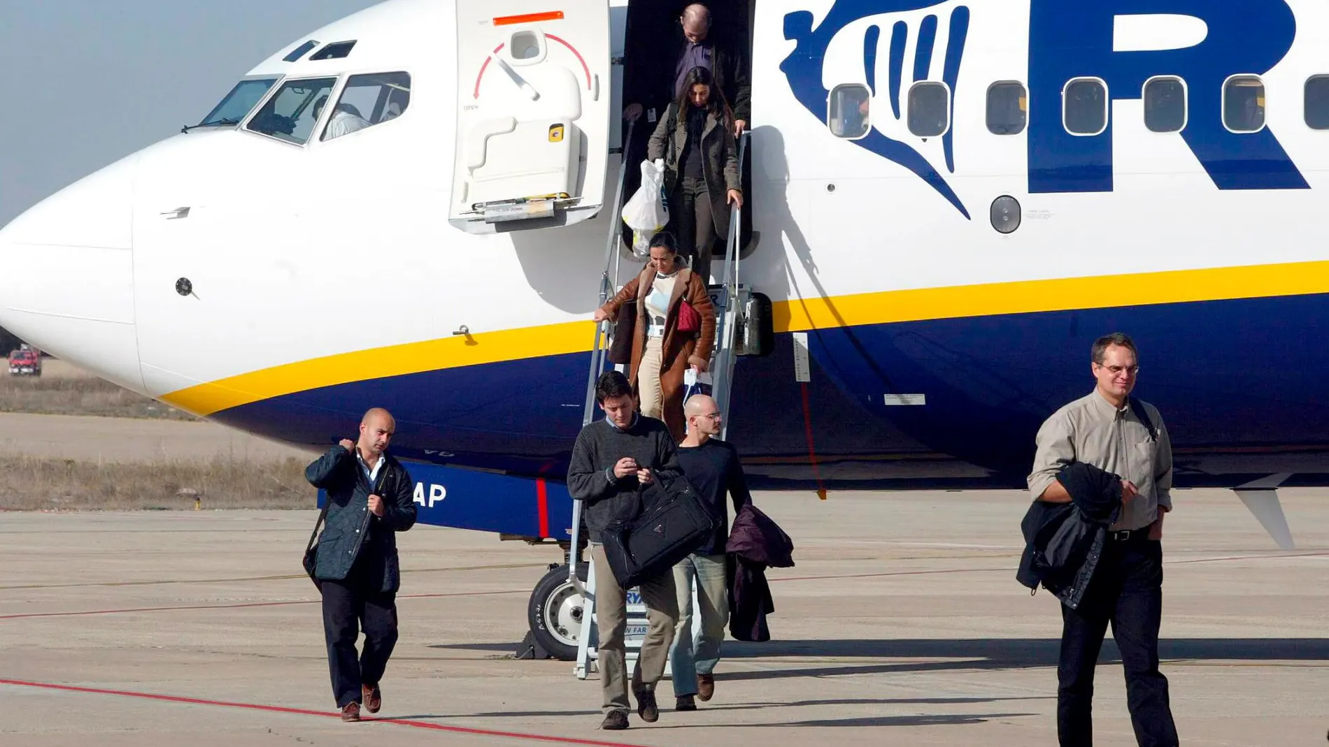 Pasajeros de un vuelo desde Barcelona aterrizan en el aeropuerto de Villanubla (Valladolid) disfrutar de las vacaciones de Navidad