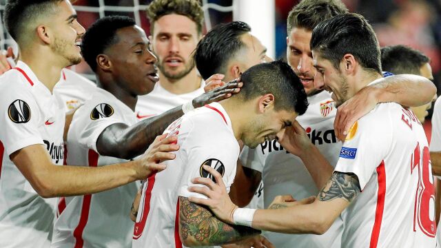 Los jugadores del Sevilla celebran el gol de Banega