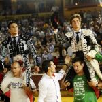 Manzanares y El Juli abandonan a hombros el coso de La Merced