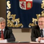 El consejero de Educación, Fernando Rey, firma un convenio con el rector de la Universidad de León, Juan Francisco García, para fomentar el estudio del chino / Sofía Gallego/Ical