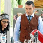 En la imagen, Jesús Vázquez con una de las concursantes de «Bake Off»