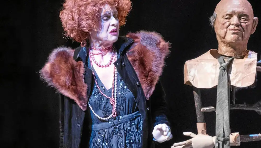 Vicky Peña lidera el reparto de la obra que interpreta no sólo con actores, sino con diversos títeres gigantes, especialidad de la casa de la compañía