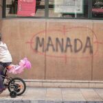 Una de las muchas pintadas que estos días han proliferado por toda España como muestra de rechazo a la sentencia dictada por la Audiencia de Navarra