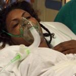 Personal médico traslada a una de las supervivientes de la embarcación que naufragó