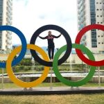 La atleta holandesa Stephanie Labbé posando junto a los anillos olímpicos de la Villa