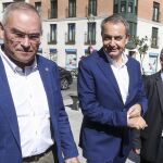 El expresidente del Gobierno, José Luis Rodríguez Zapatero, flanqueado por el secretario y vicesecreterio de UGT en Castilla y León, Faustino Temprano y Evelio Angulo, ayer en Valladolid