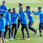 Abila, Tévez y Benedetto bromean durante el entrenamiento de ayer en La Rozas