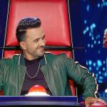 En la imagen, Luis Fonsi sonríe ante la actuación de Palomy