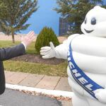 Herrera saluda a Bibendum, el muñeco de Michelin