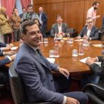 Los equipos negociadores de Partido Popular y Ciudadanos, encabezados por Juanma Moreno (c) y Juan Marín (al fondo) / Efe