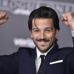 El actor Diego Luna en la premier de "Rogue One: A Star Wars Story"