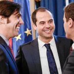 El hasta hoy alcalde de Valdemoro, Guillermo Gross, junto al líder regional de la formación, Ignacio Aguado, y frente a ellos, Albert Rivera