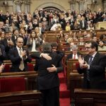 El presidente catalán Carles Puigdemont abrazo a su antecesor en el cargo, Artur Mas.