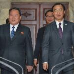 El ministro de Unificación surcoreano, Cho Myoung-gyon (dcha), y el jefe de la Agencia Norcoreana para Asuntos con el Sur, Ri Son-gwon (izq), se dirigen a mantener una reunión de alto nivel en la localidad fronteriza de Panmunjom.