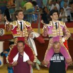 Los diestros Julian Lopez "El Juli"(i) y López Simón salen a hombros tras el primer festejo taurino de abono celebrado esta tarde en la plaza de toros de Almería.
