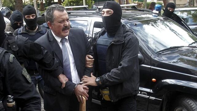 Policías escoltan a Christos Pappas (centro), miembro de Amanecer Dorado, a su llegada a los tribunales en Atenas (Grecia) el jueves 2 de octubre de 2013.