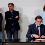 El presidente del Gobierno, Mariano Rajoy, acompañado por la ministra de Empleo y Seguridad Social, Fátima Báñez, y los secretarios generales de CC OO y UGT, Unai Sordo (2i) y Pepe Álvarez (i), durante la firma del acuerdo social
