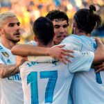 Los jugadores del Real Madrid felicitan a Gareth Bale (d) tras marcar ante la UD Las Palmas. EFE/Ángel Medina