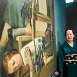 Sesutko Klossowska de Rola, viuda de Balthus, ante el cuadro «Las hermanas Blanchard», uno de los 47 otros que se muestran en la exposición del Museo Thyssen de Madrid