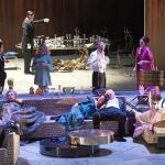 La ópera (en la imagen, los personajes en el salón comedor) recrea la película de Buñuel de 1962