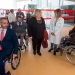 Ana Lima llega al centro de Aspaym en Valladolid donde es recibida por Anabel Pérez, Ángel de Propios y Franciso Sardón