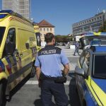 Un agente de la policía hace guardia en la Kornmarkt square en Bautzen.
